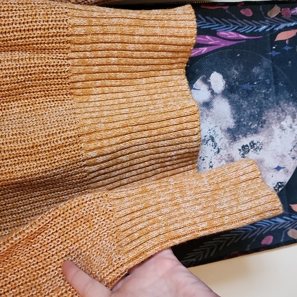 Universal Thread Sweater - Picture 4 of 4